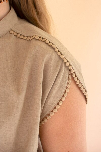 High-Neck Shortsleeve Blouse with Flat Pom-Pom Lace Detail / Oatmeal