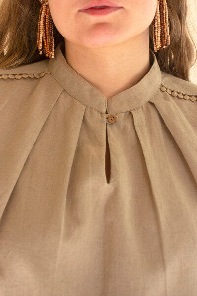 High-Neck Shortsleeve Blouse with Flat Pom-Pom Lace Detail / Oatmeal