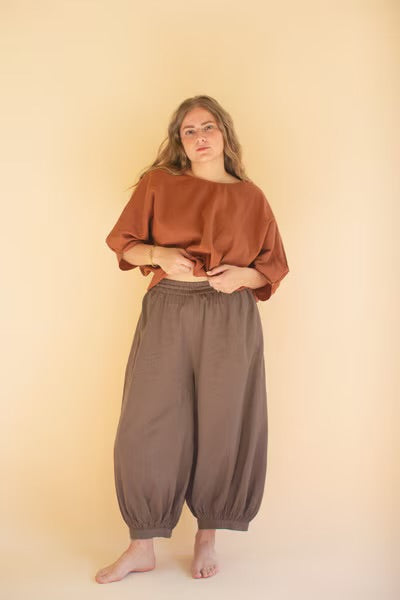 Short-Sleeve Blouse with Button Detail on Sleeves / Cinnamon