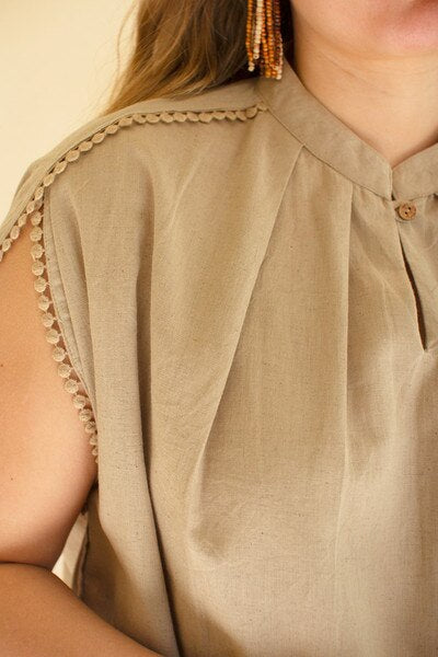 High-Neck Shortsleeve Blouse with Flat Pom-Pom Lace Detail / Oatmeal